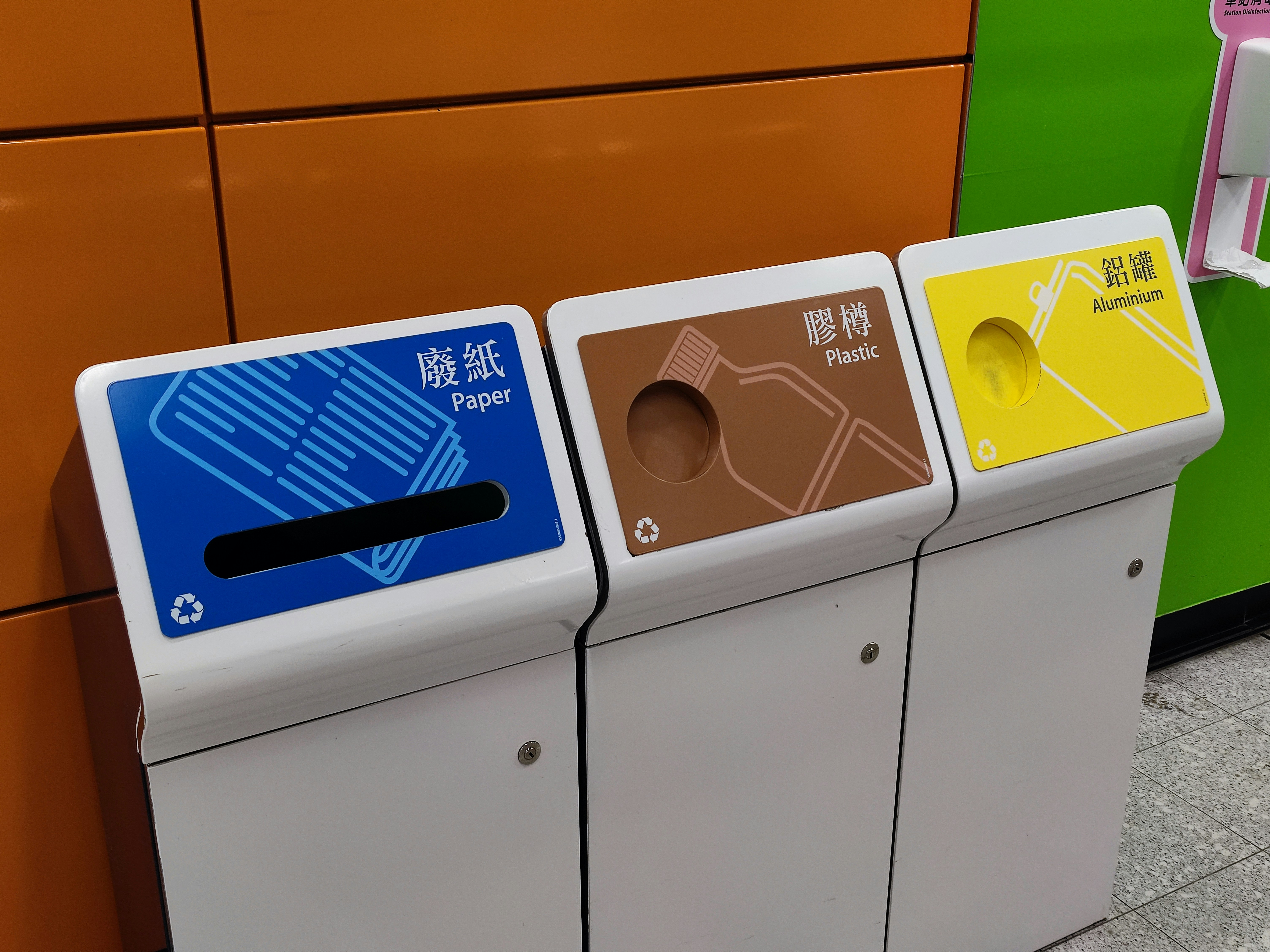 Smart recycling system sorting waste